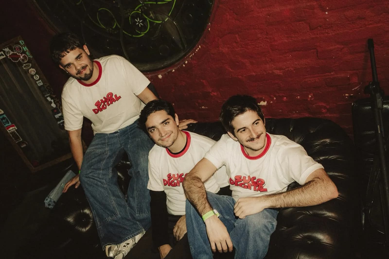 Suco Digital, camisetas iguais