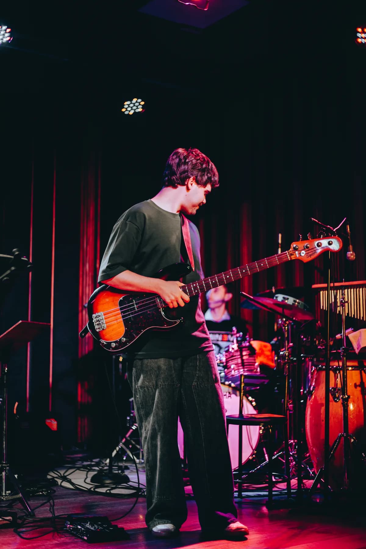 Fran de corpo inteiro tocando