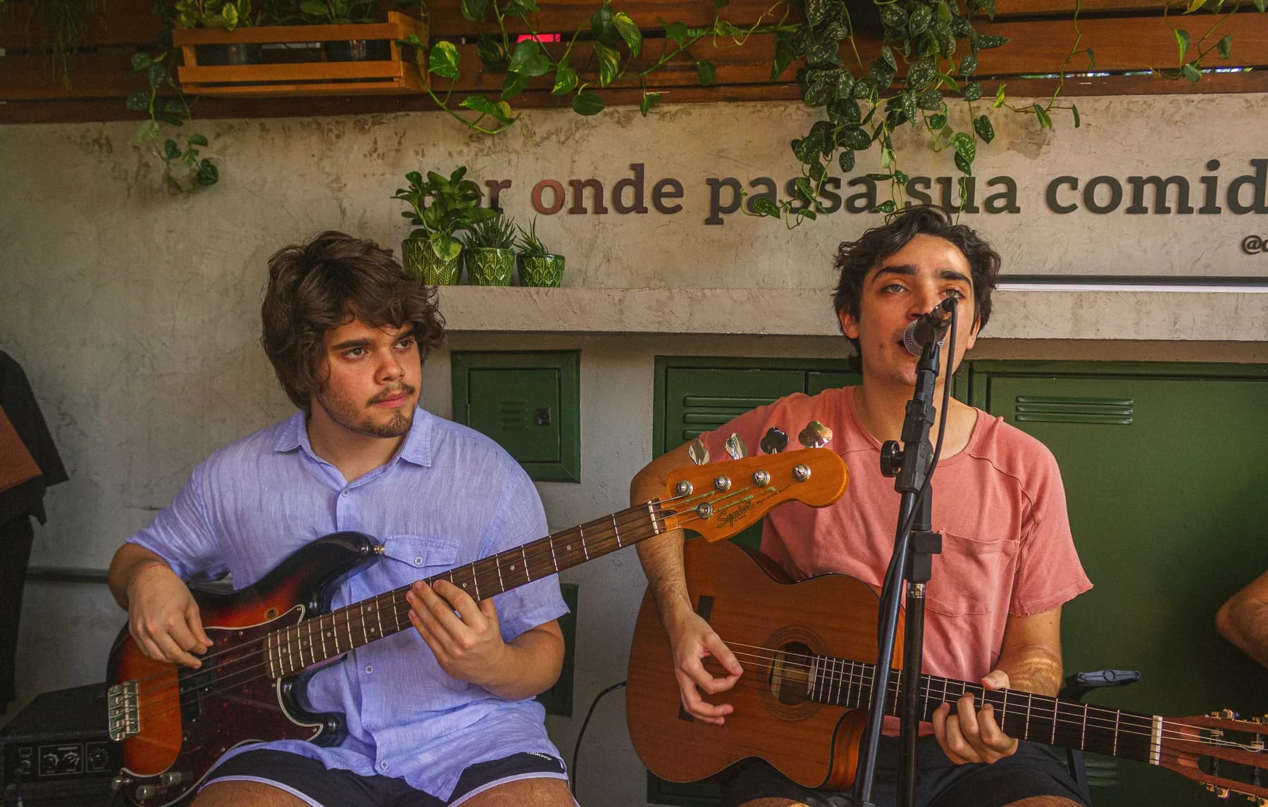 Dupla ao ar livre, baixo e violão