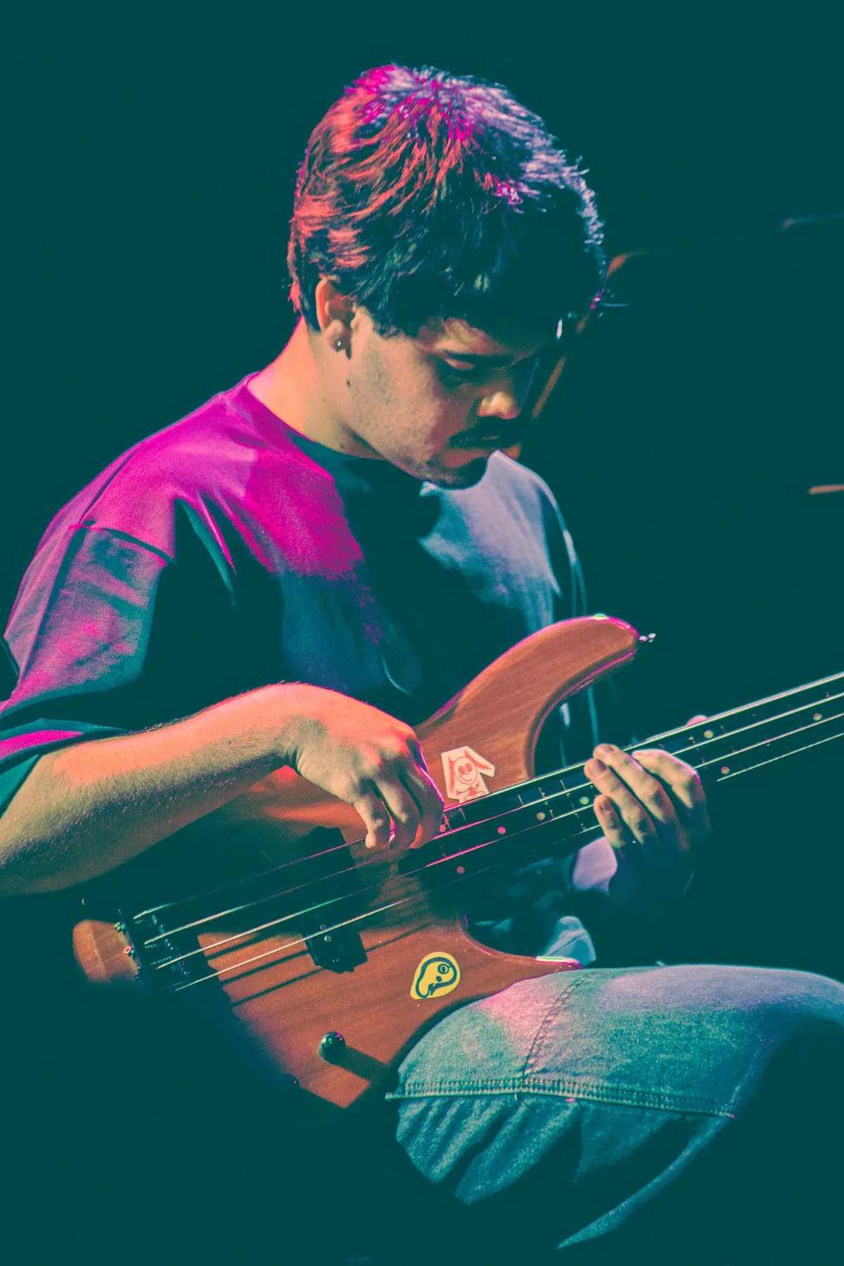 Close no baixo sob luz magenta