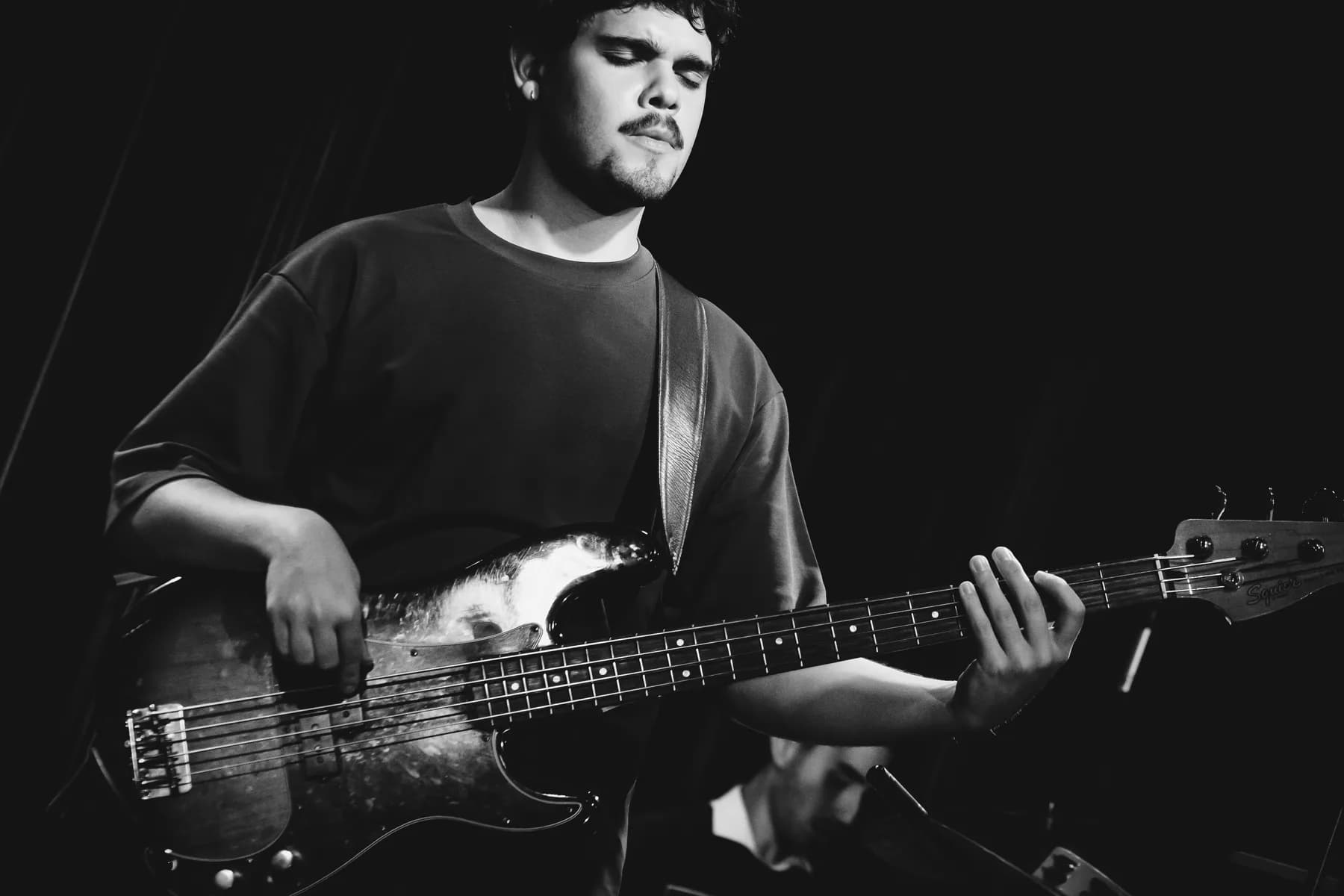 Preto e branco, Fran tocando